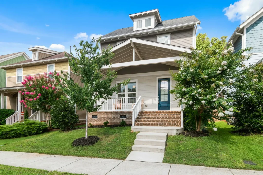 Agent and homeowner shaking hands after accepting a no‑obligation cash offer in South Carolina